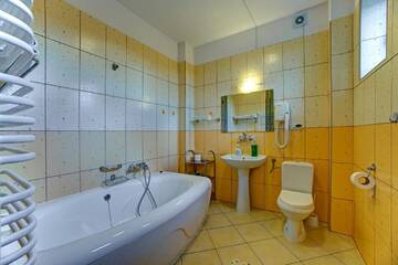 Фото номера Двухместный номер с 1 кроватью или 2 отдельными кроватями Отель Hotel i Restauracja Bona г. Санок 9
