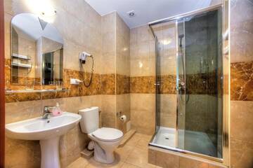 Фото номера Двухместный номер с 1 кроватью или 2 отдельными кроватями Отель Hotel i Restauracja Bona г. Санок 4